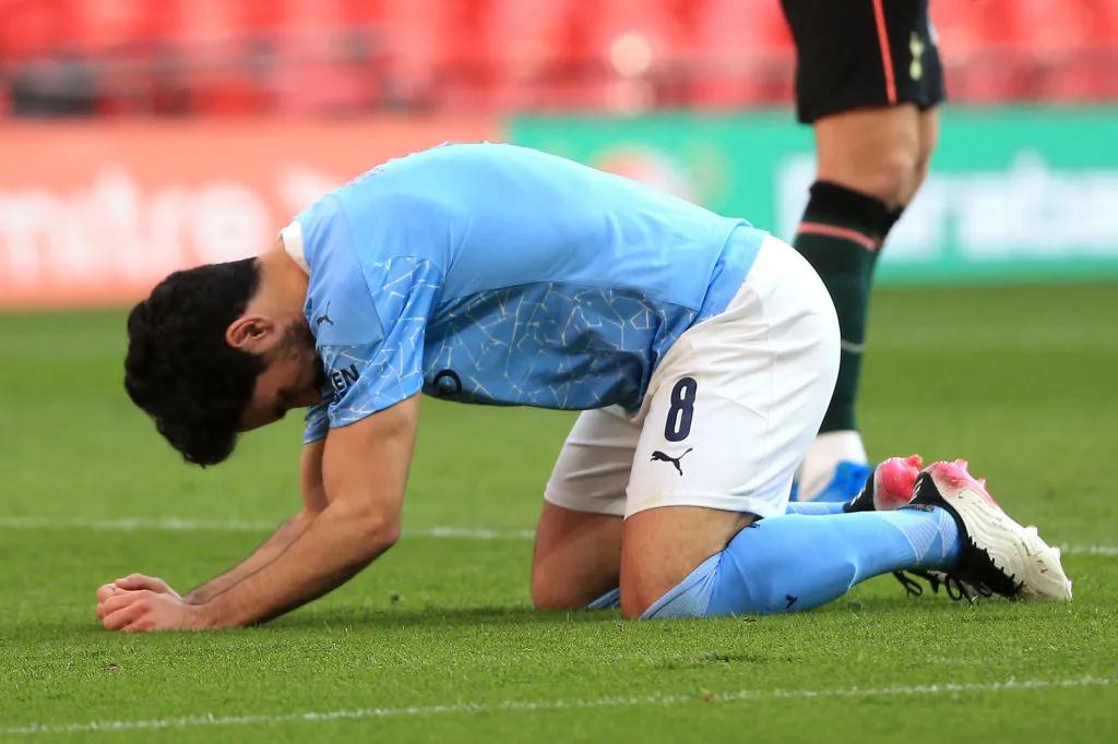 برشلونة يحتفل بالألقاب المحلية وسط مواقف طريفة من فليك واللاعبين